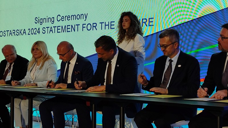 A signed statement emphasizes the importance of the restoration of the Old Bridge and calling for cooperation